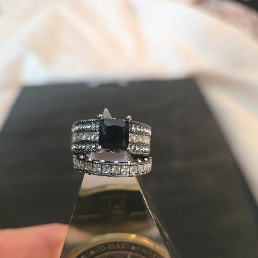 Silver with black and clear stones wedding set size 7 new and unused